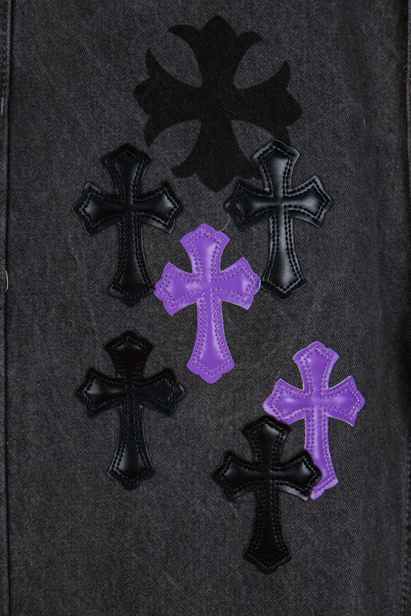 P260 Chrome Hearts Chrome Hearts 24SS official website limited edition purple cow spray-painted graffiti leather jeans!  🛍️As an Online limited edition, it attracted a lot of attention as soon as it debuted. The black and purple cross-stitched leather design brings a cool and mysterious atmosphere, and every stitching shows a unique taste. The limited edition graffiti spray painting is casual and bold, just like wearing street art on your body, and you will never miss it when walking on the road.  Straight and loose fit, suitable for various body shapes, casual and cool online. Genderless design, both boys and girls can easily control it, easily create a super trendy feeling, and directly maximize the fashion expression!  Black and gray color 🔘, low-key but hidden edge, perfect for versatility, whether paired with a simple white T-shirt or a personalized printed top, it can make you the focus of the street.  Size covers M-XXL (corresponding to sizes 30-36)